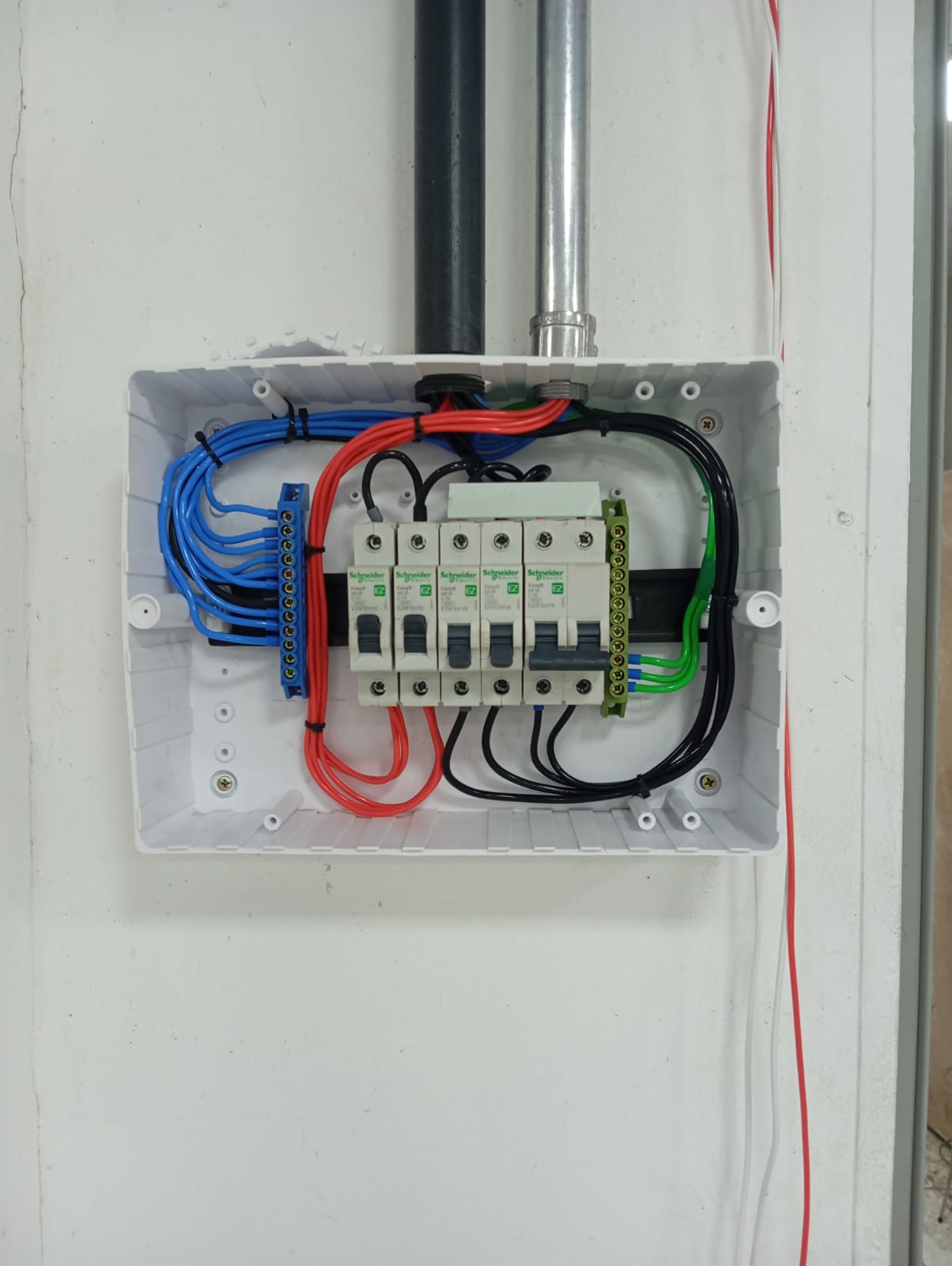 Profissional realizando serviço de instalação elétrica