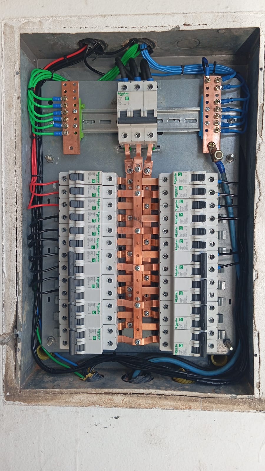 Quadro elétrico com disjuntores